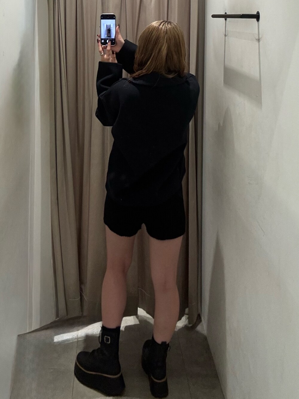 ブラック系のその他パンツ、ブルー系のブルゾン、ブラック系のブーツを着用したレディースの秋コーディネートの3枚目の写真