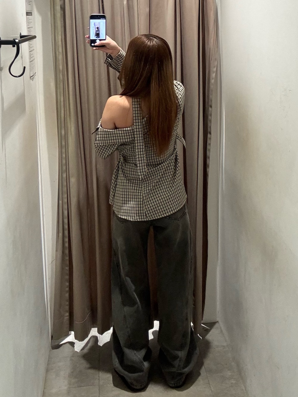 グレー系のデニムパンツ、その他のシャツ/ブラウス、ブラック系のブーツを着用したレディースの春コーディネートの3枚目の写真