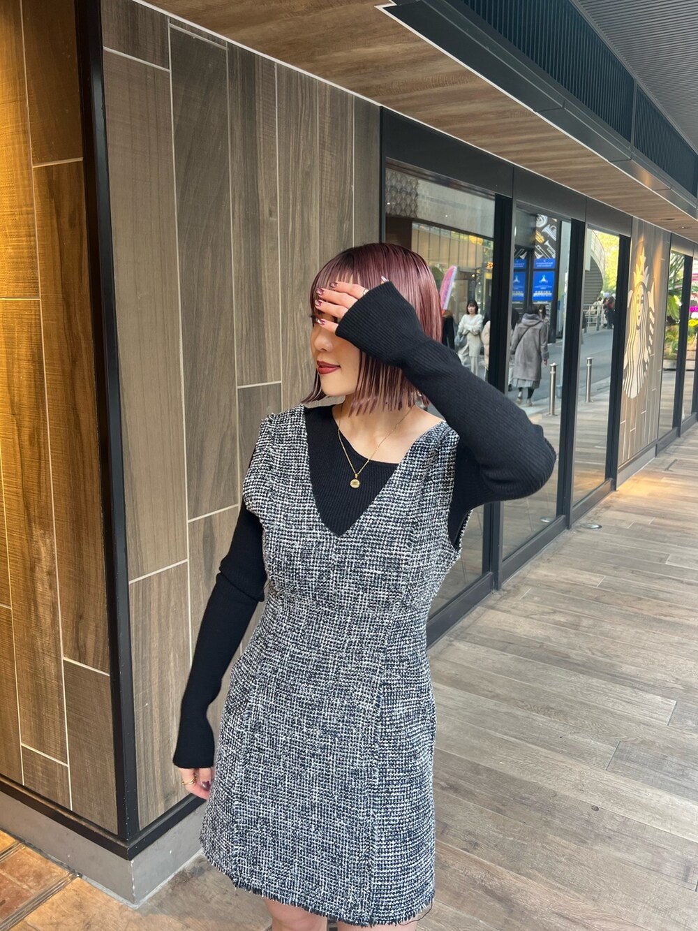 その他のワンピース、ブラック系のニット/セーターを着用したレディースの冬コーディネートの2枚目の写真