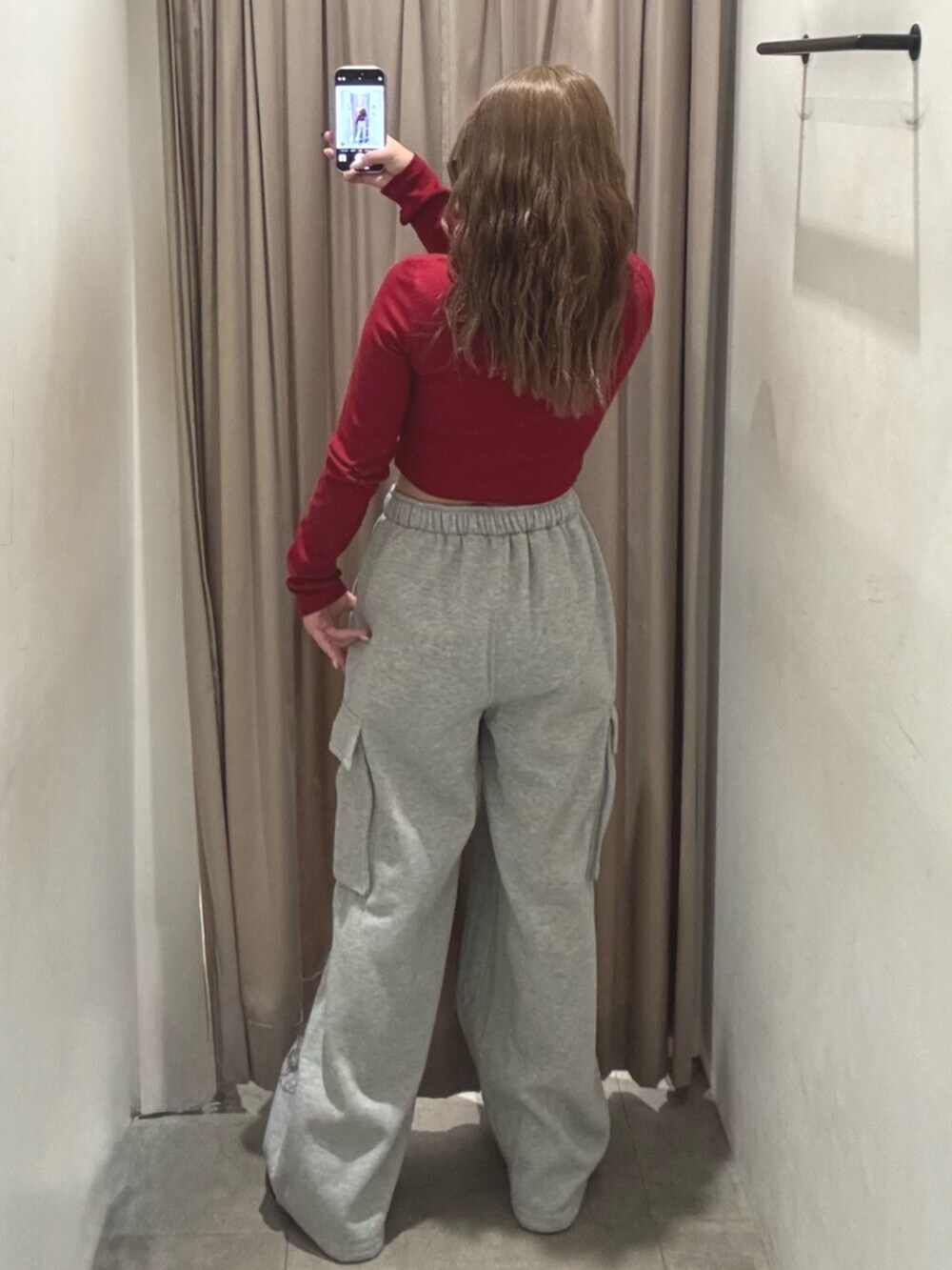 ブラック系のブーツ、グレー系のスウェットパンツ、レッド系のTシャツ/カットソーを着用したレディースの秋コーディネートの3枚目の写真