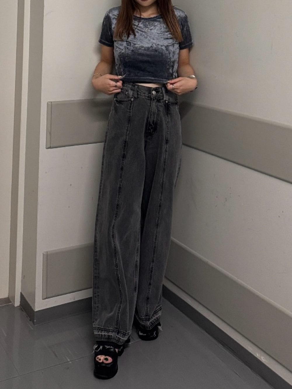 ブルー系のTシャツ/カットソー、ブラック系のデニムパンツ、ブラック系のサンダルを着用したレディースの夏コーディネートの5枚目の写真