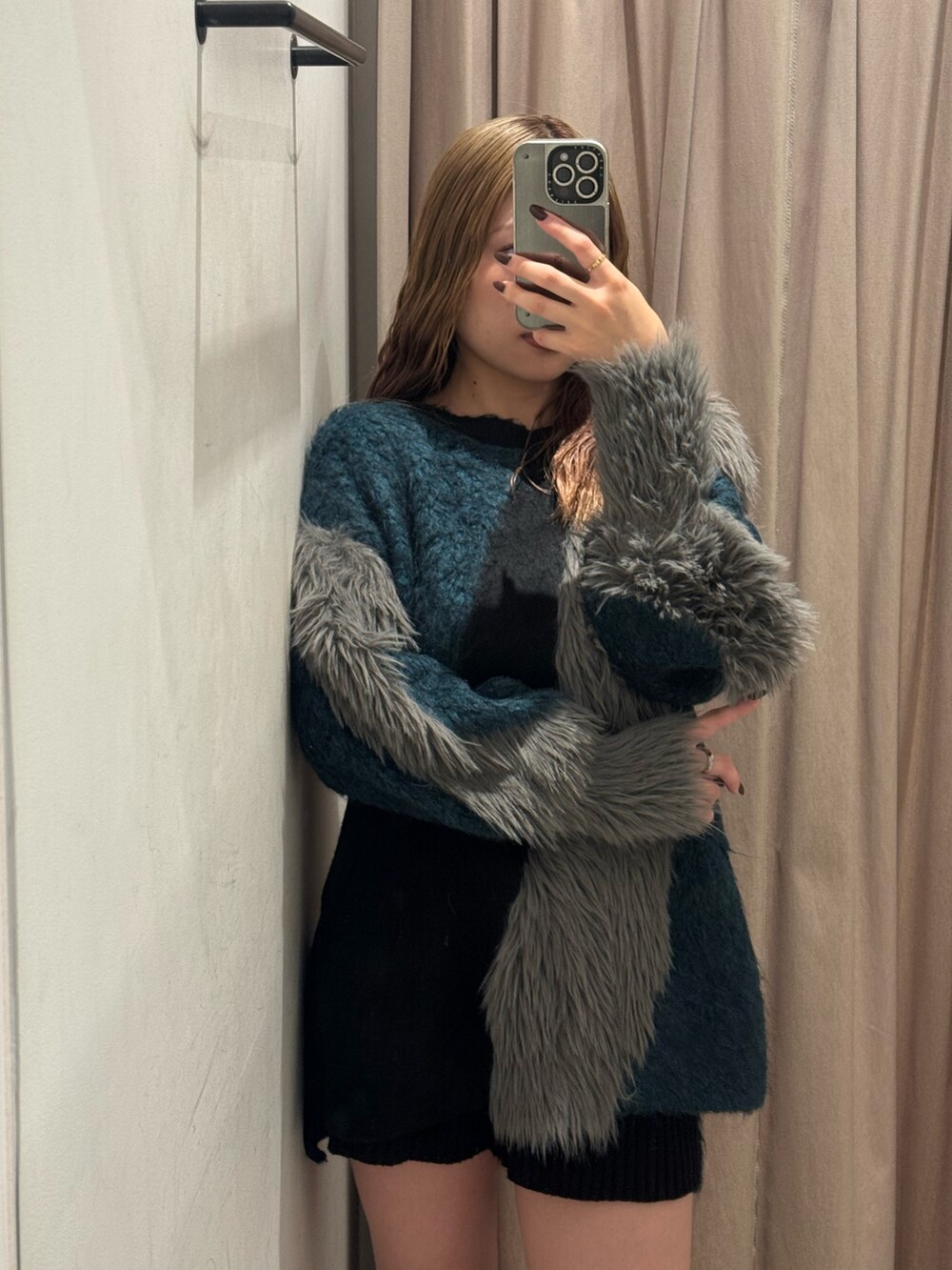 ブラック系のニット/セーター、ブラック系のその他パンツ、ブラック系のブーツを着用したレディースの秋コーディネートの4枚目の写真