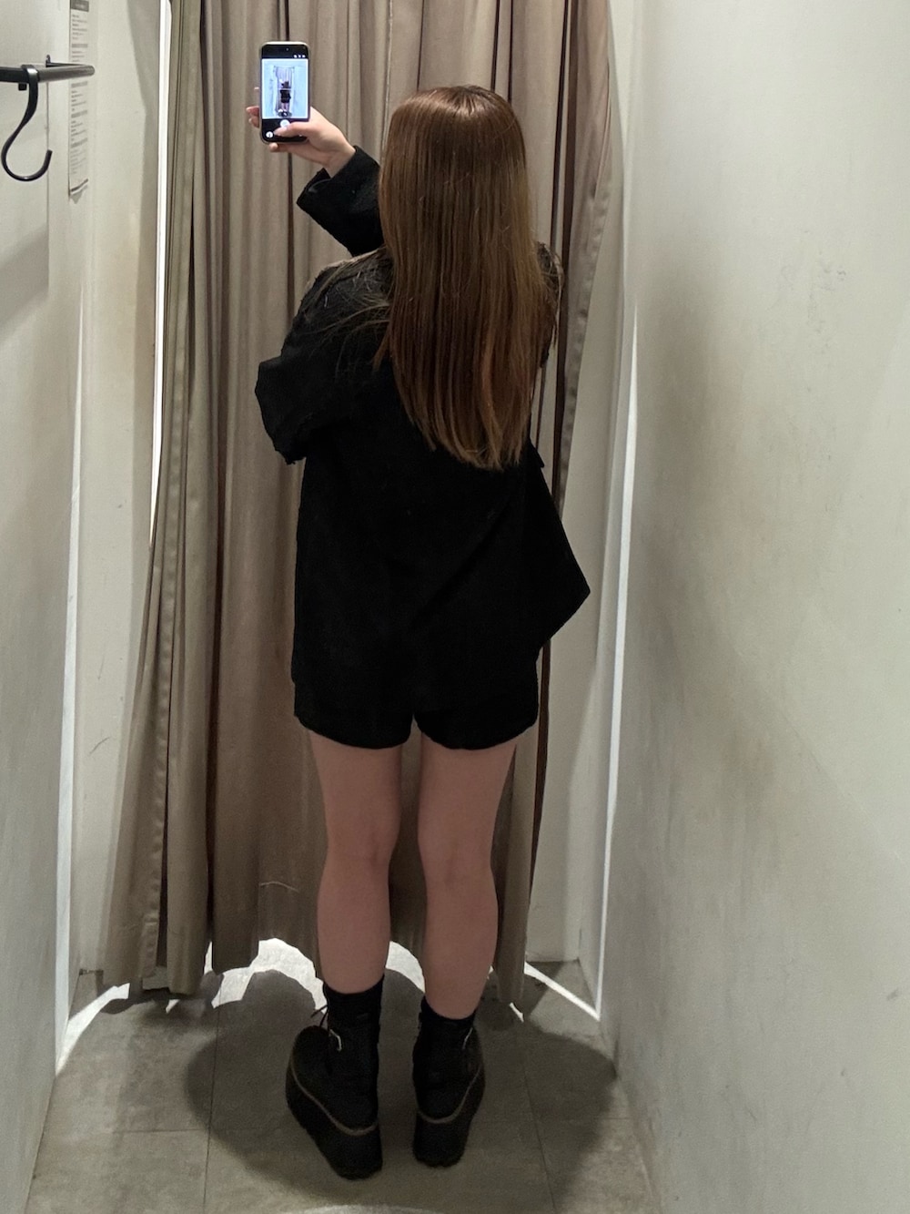 ブラック系のテーラードジャケット、ブラック系のその他パンツ、ブラック系のブーツを着用したレディースの春コーディネートの3枚目の写真