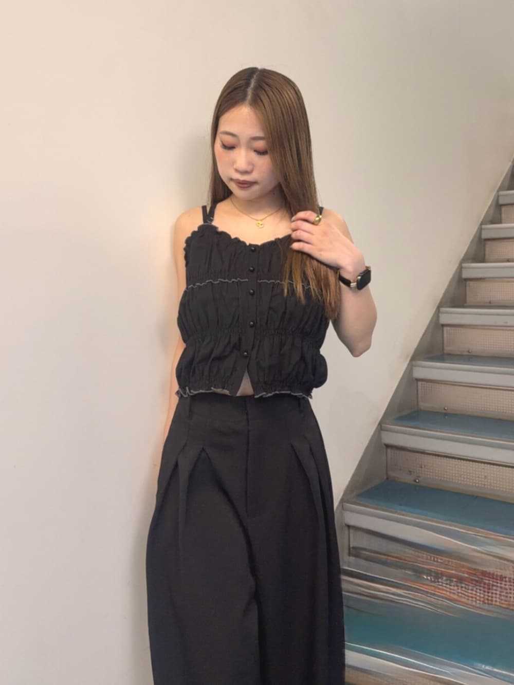 ブラック系のブーツ、ブラック系のスラックス、ブラック系のキャミソールを着用したレディースの夏コーディネートの4枚目の写真