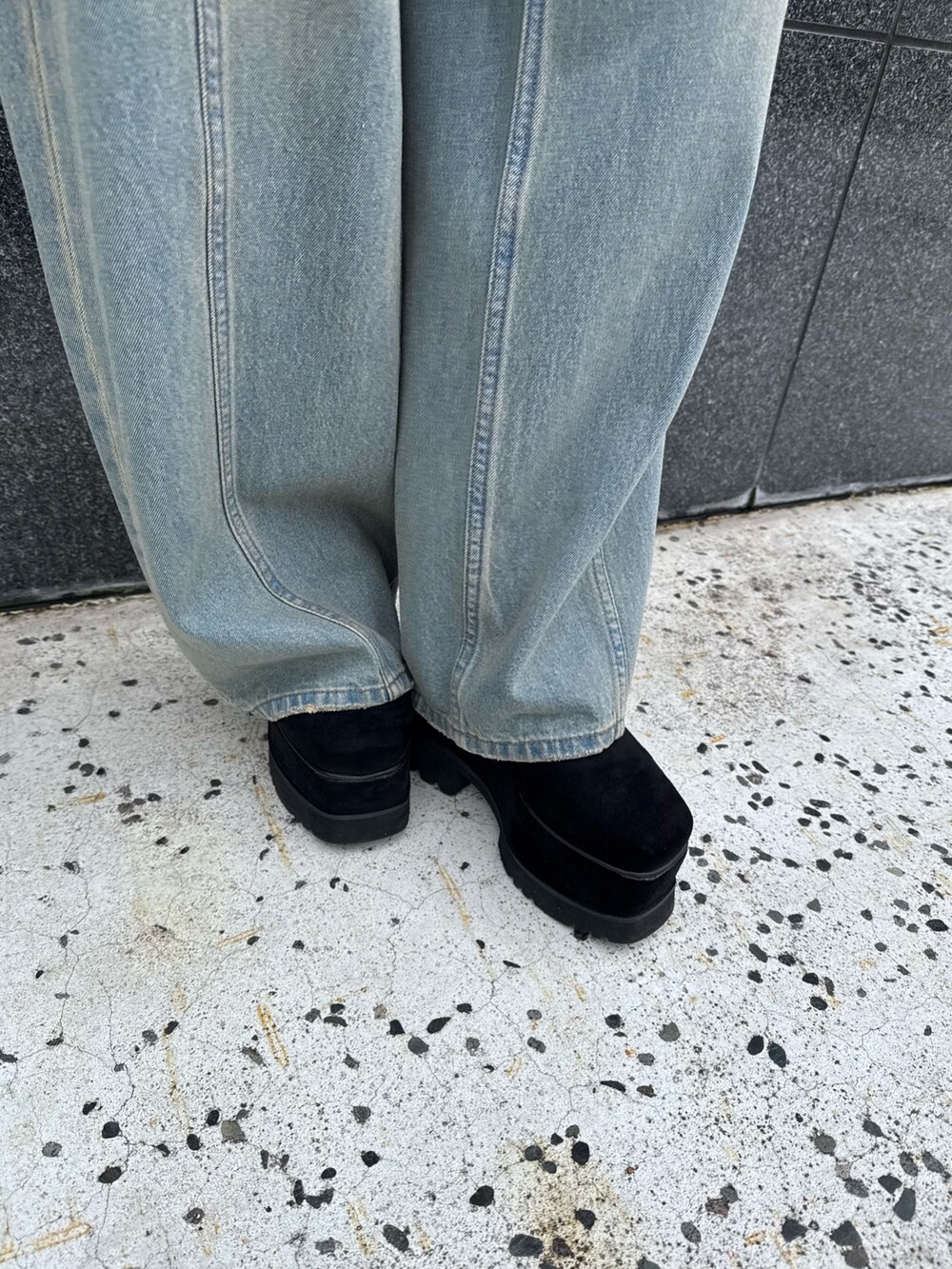 ブラウン系のニット/セーター、ブルー系のデニムパンツ、ブラック系のブーツを着用したレディースの冬コーディネートの6枚目の写真