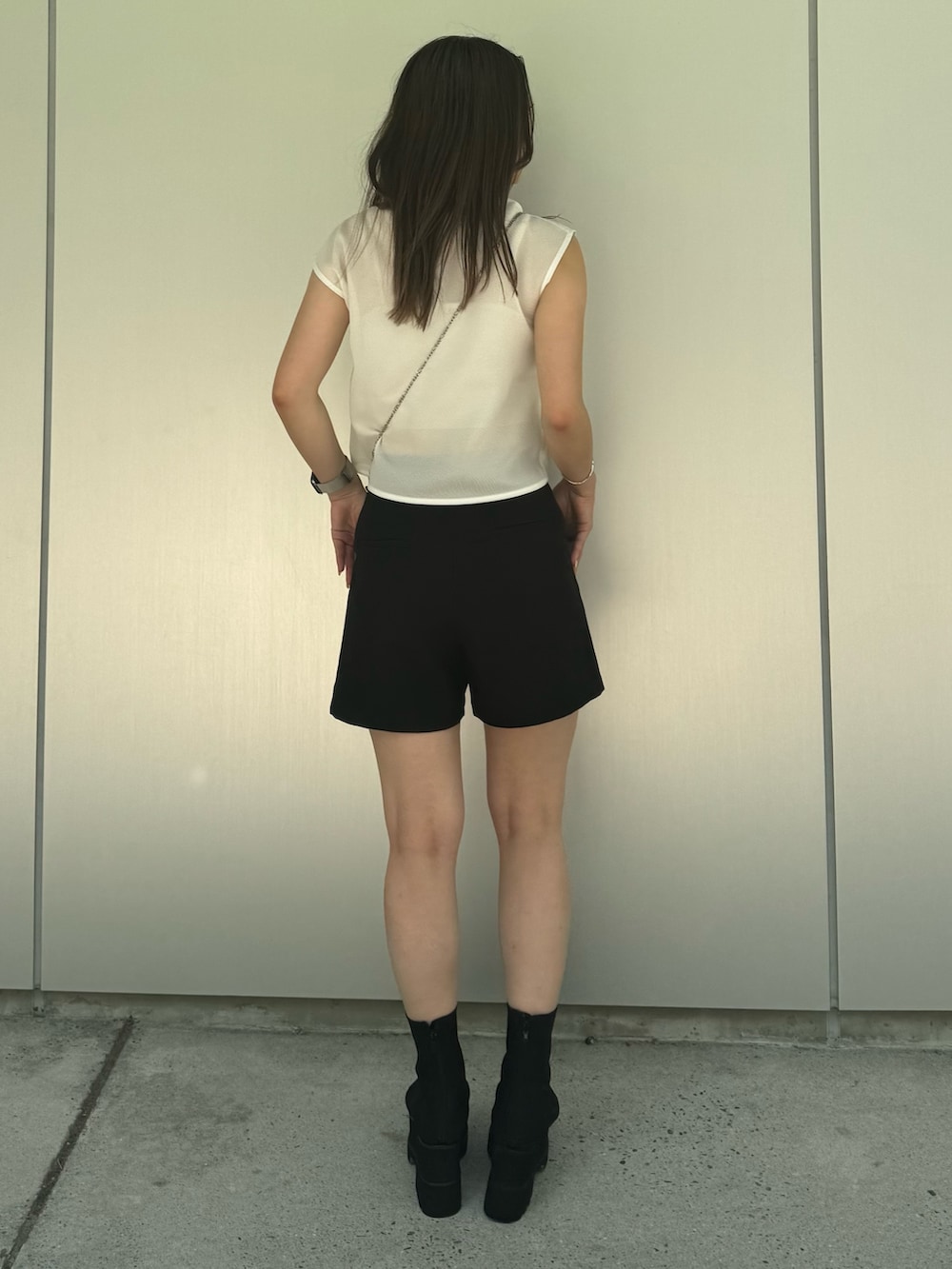 ホワイト系のシャツ/ブラウス、ブラック系のその他パンツ、ブラック系のサンダルを着用したレディースの夏コーディネートの3枚目の写真