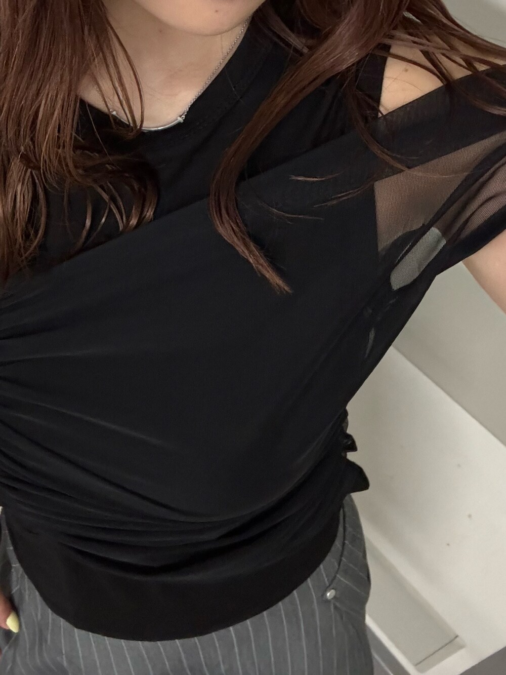 ブラック系のTシャツ/カットソー、その他のスカート、ブラック系のサンダルを着用したレディースの夏コーディネートの5枚目の写真