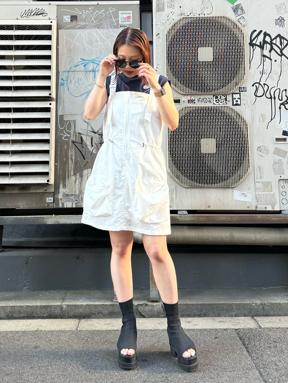 ホワイト系のワンピース、ブルー系のタンクトップを着用したレディースの春コーディネートの3枚目の写真