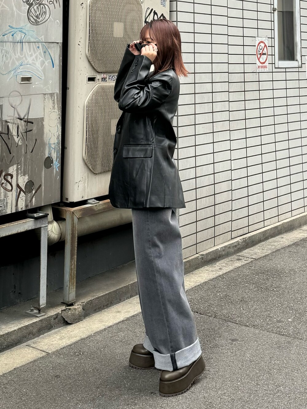ブラック系のテーラードジャケット、その他のTシャツ/カットソー、グレー系のデニムパンツを着用したレディースの夏コーディネートの2枚目の写真