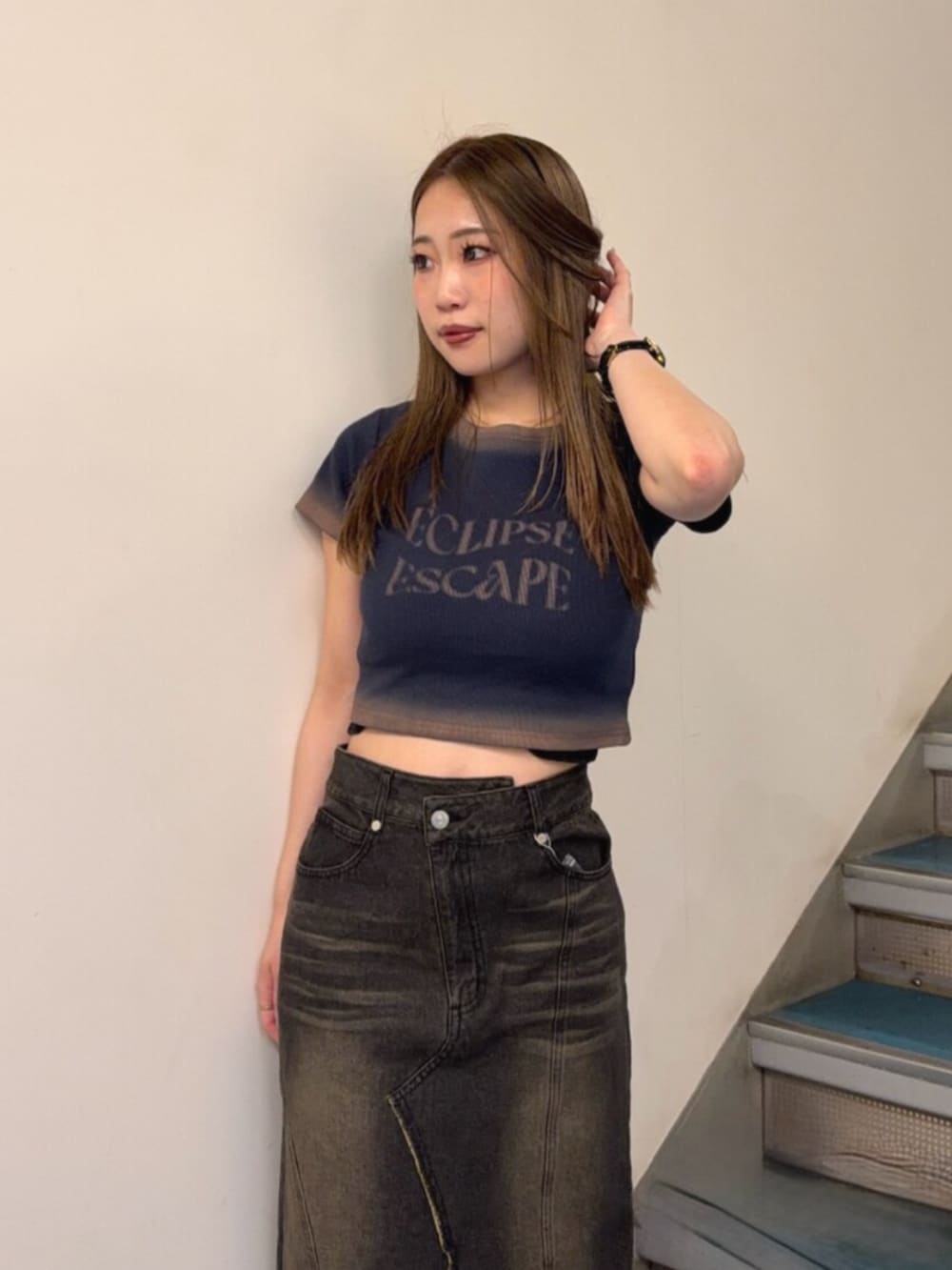 ブラック系のブーツ、ブラック系のデニムスカート、ブルー系のTシャツ/カットソーを着用したレディースの夏コーディネートの4枚目の写真