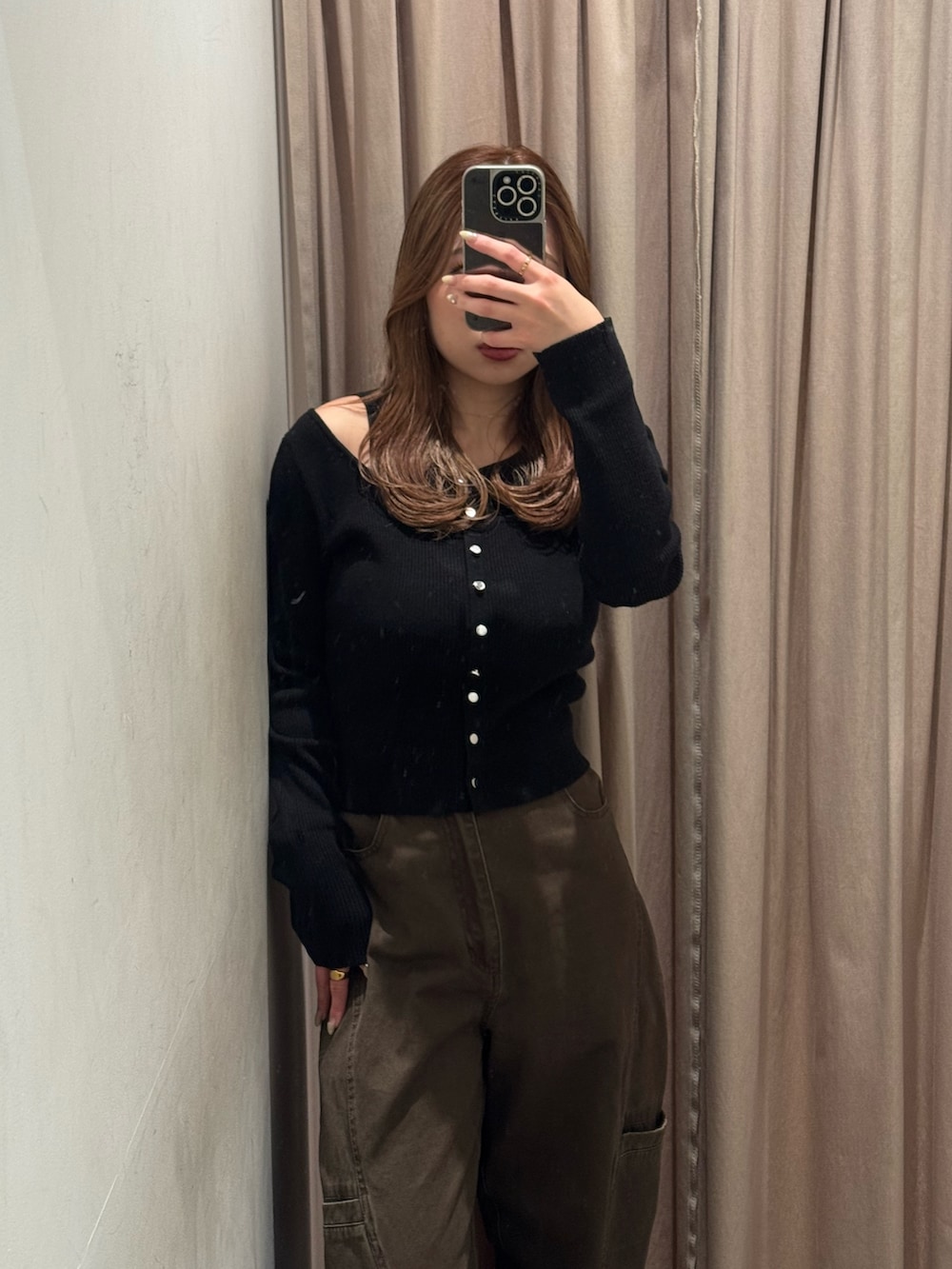 ブラウン系のその他パンツ、ブラック系のニット/セーター、ブラック系のブーツを着用したレディースの冬コーディネートの4枚目の写真