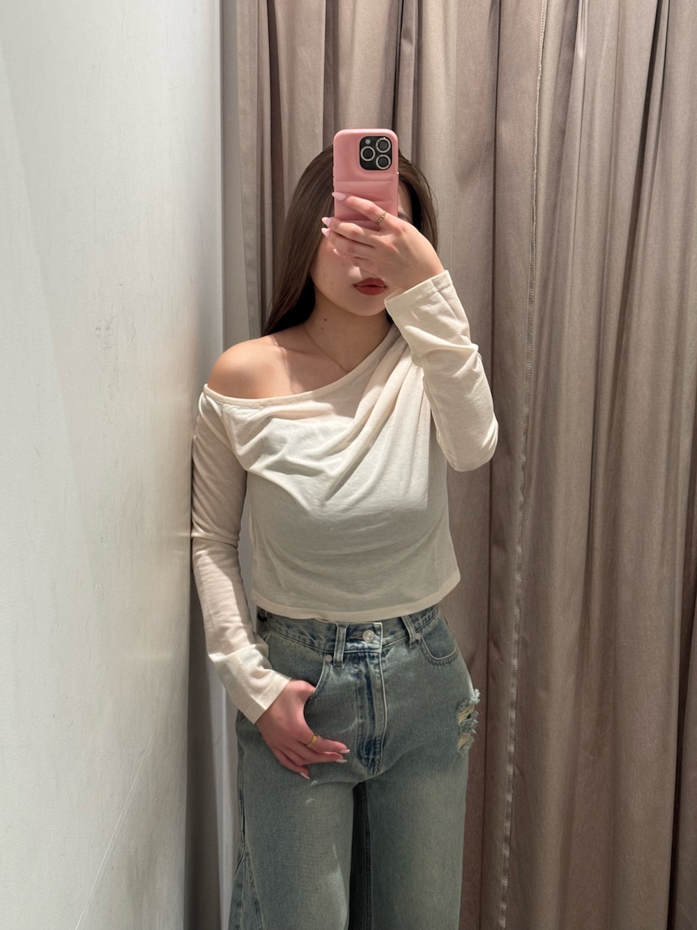 ブルー系のデニムパンツ、ホワイト系のTシャツ/カットソー、ブラック系のブーツを着用したレディースの春コーディネートの4枚目の写真