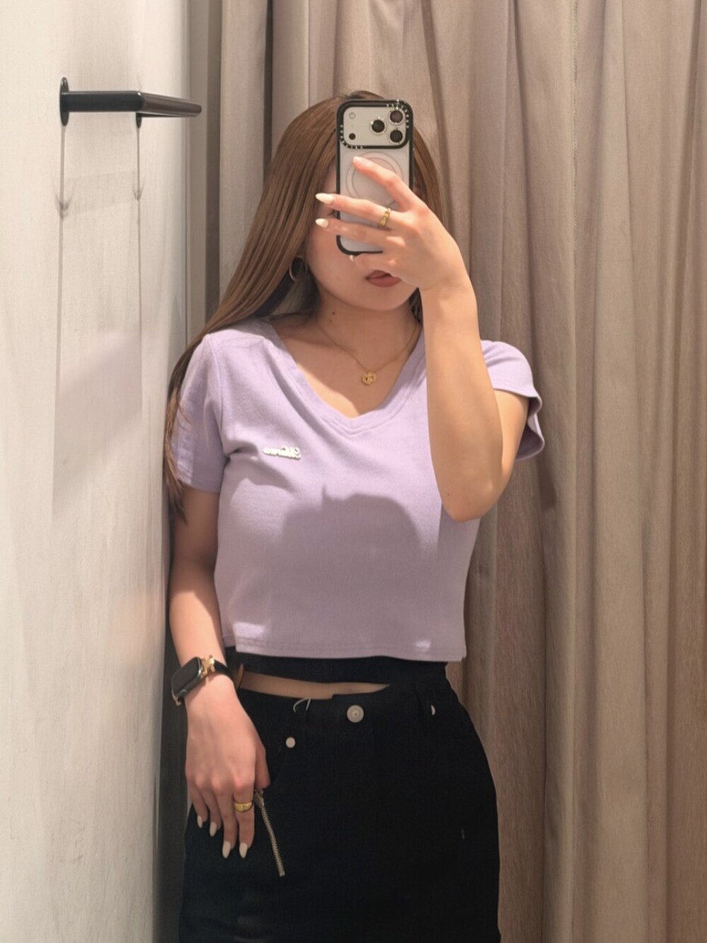 ブラック系のブーツ、ブラック系のデニムスカート、パープル系のTシャツ/カットソーを着用したレディースの春コーディネートの4枚目の写真