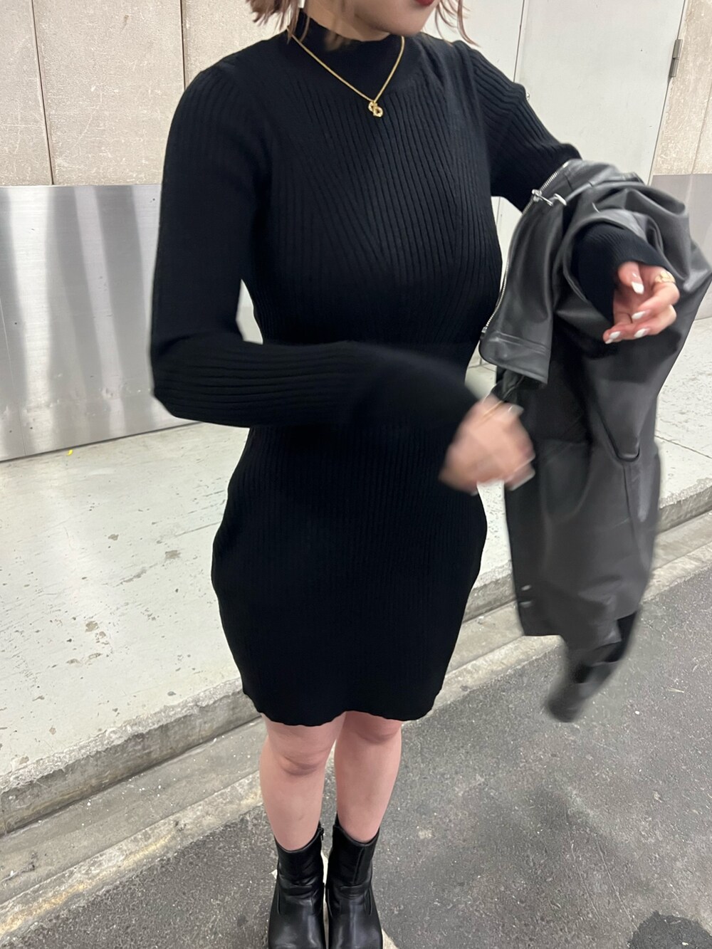 ブラック系のワンピース、グレー系のブルゾンを着用したレディースの冬コーディネートの9枚目の写真