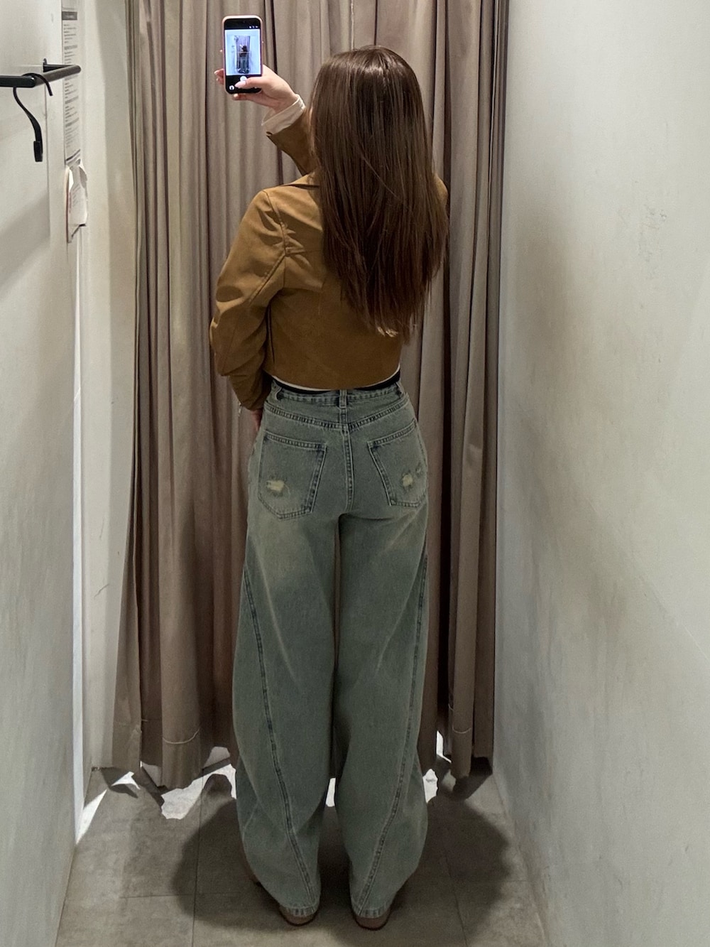 ブルー系のデニムパンツ、ホワイト系のTシャツ/カットソー、イエロー系のライダースジャケットを着用したレディースの春コーディネートの3枚目の写真