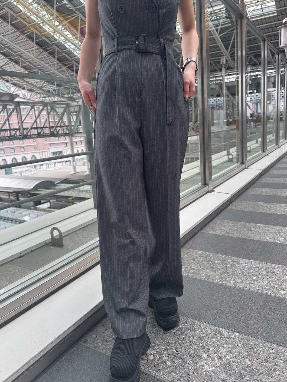 その他のつなぎ/オールインワン、ブラック系のブーツを着用したレディースの春コーディネートの7枚目の写真