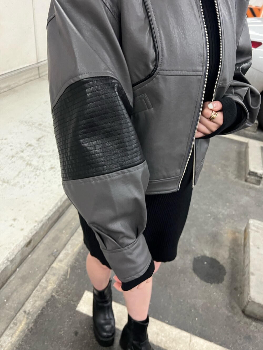 ブラック系のワンピース、グレー系のブルゾンを着用したレディースの冬コーディネートの8枚目の写真