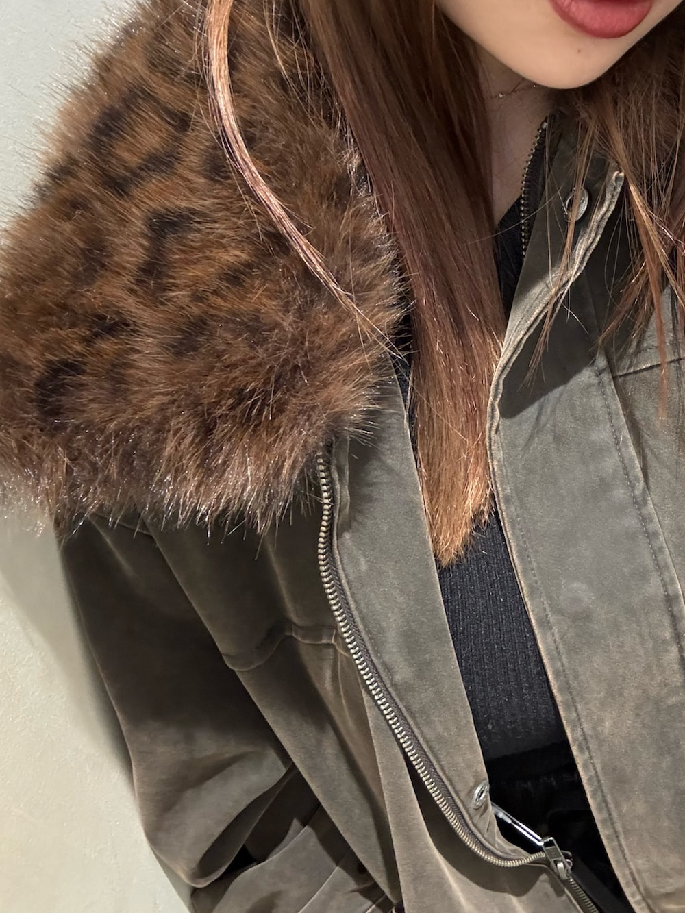 ブラウン系のブルゾン、ブラック系のその他パンツ、ブラック系のブーツを着用したレディースの冬コーディネートの5枚目の写真