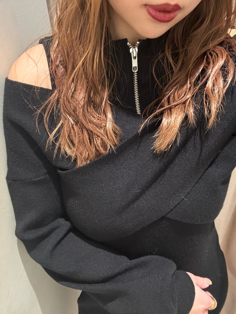 ブラック系のワンピース、ブラック系のブーツを着用したレディースの冬コーディネートの5枚目の写真