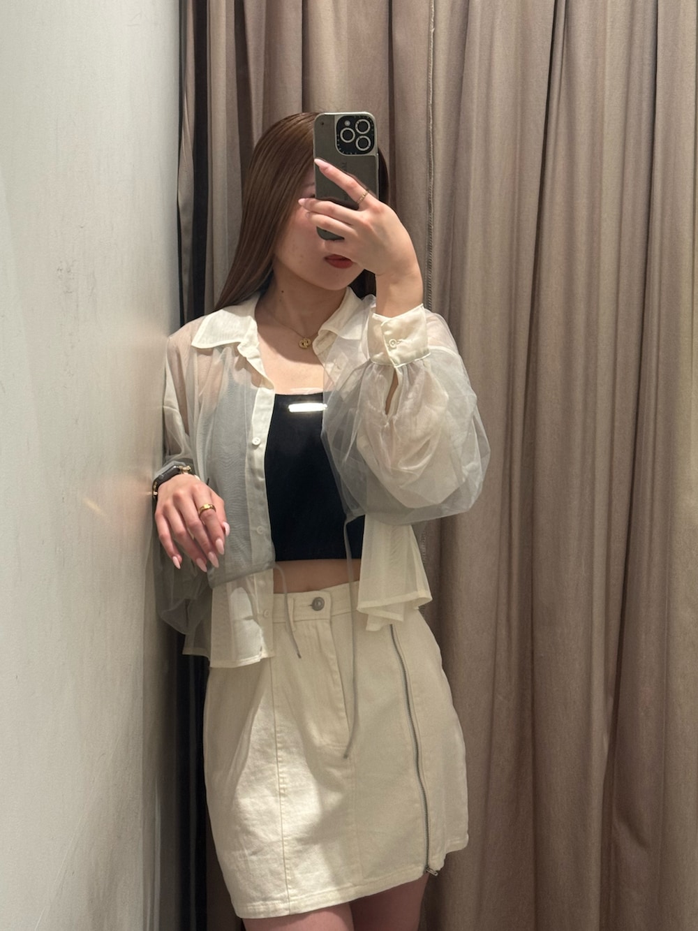 ホワイト系のデニムスカート、イエロー系のシャツ/ブラウス、ブラック系のブーツを着用したレディースの春コーディネートの4枚目の写真