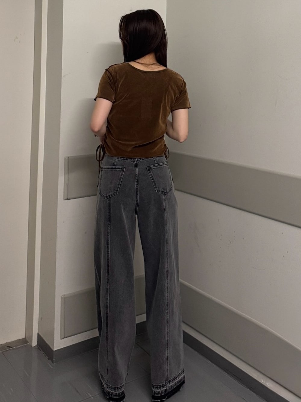 ブラウン系のTシャツ/カットソー、ブラック系のデニムパンツ、ブラック系のサンダルを着用したレディースの春コーディネートの3枚目の写真
