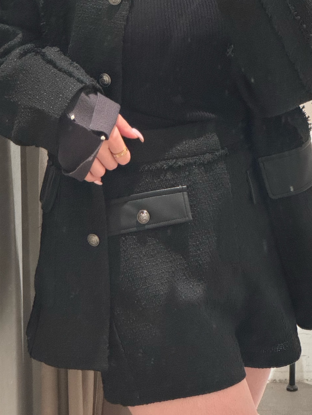 ブラック系のテーラードジャケット、ブラック系のその他パンツ、ブラック系のブーツを着用したレディースの春コーディネートの6枚目の写真