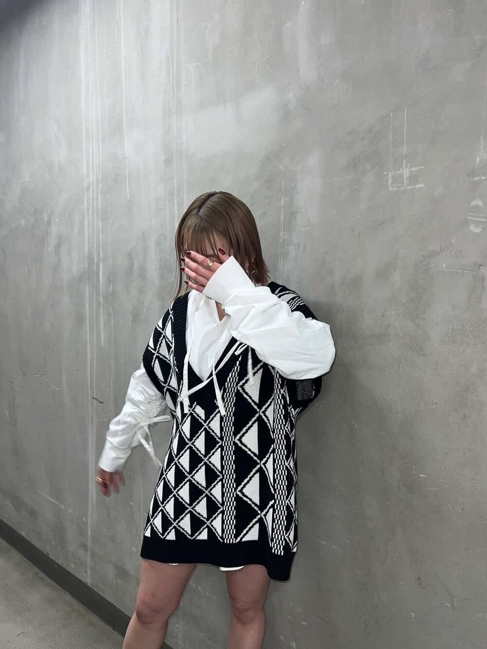 その他のベスト、ホワイト系のシャツ/ブラウスを着用したレディースの冬コーディネートの3枚目の写真