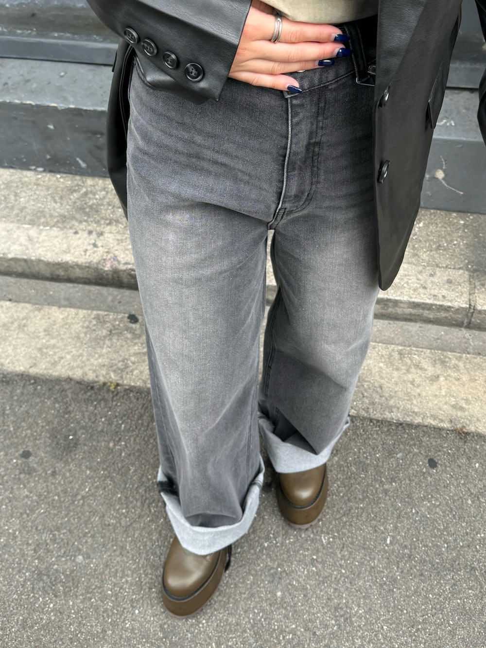 ブラック系のテーラードジャケット、その他のTシャツ/カットソー、グレー系のデニムパンツを着用したレディースの夏コーディネートの7枚目の写真