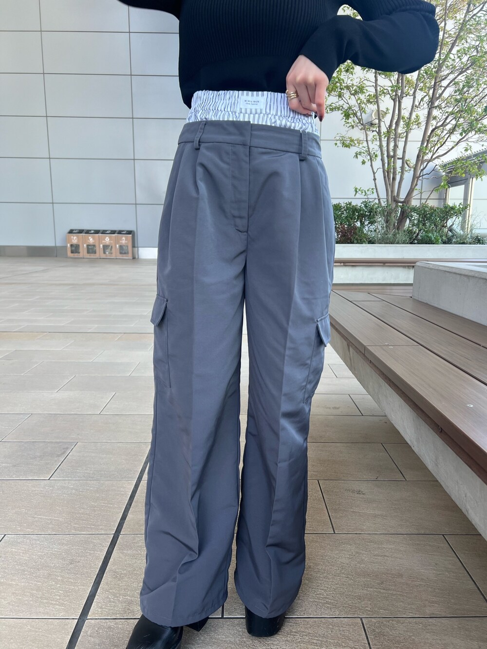 ブラック系のニット/セーター、グレー系のその他パンツを着用したレディースの春コーディネートの9枚目の写真