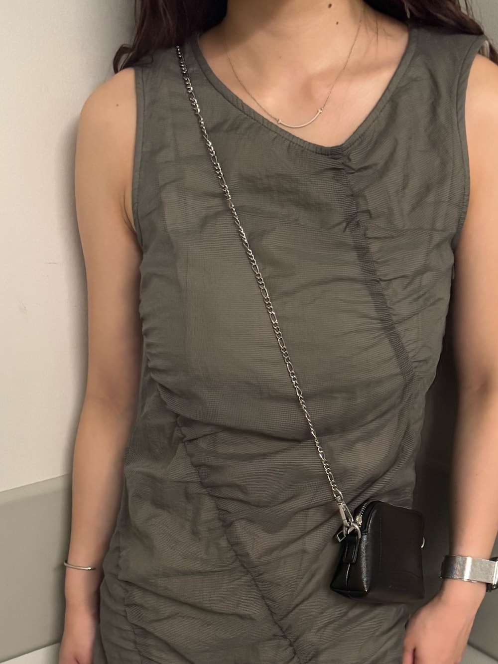 グレー系のワンピース、ブラック系のサンダルを着用したレディースの夏コーディネートの6枚目の写真