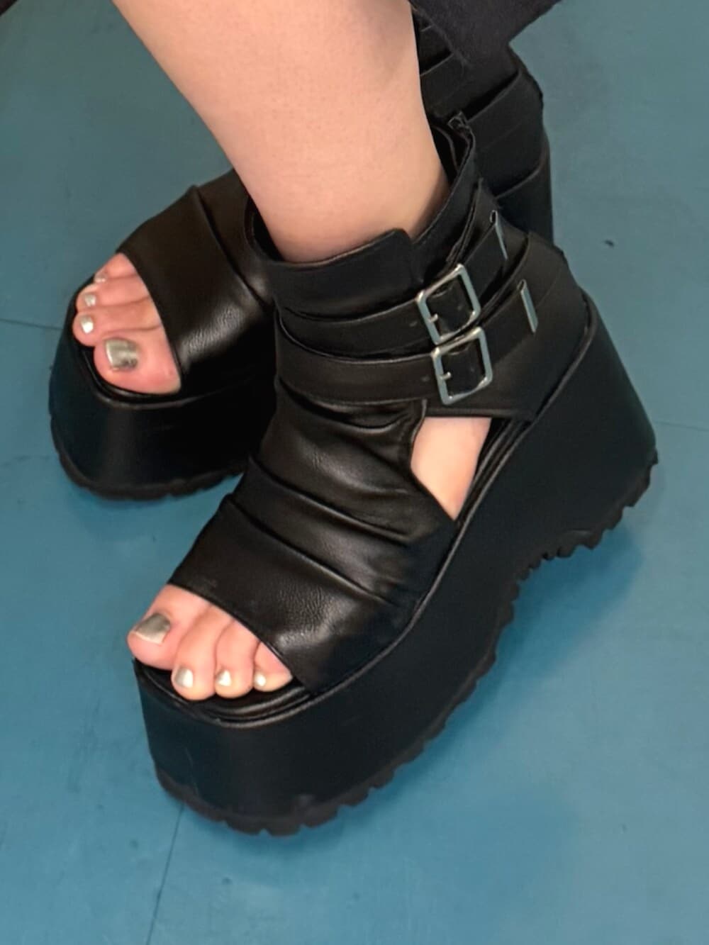 ブルー系のデニムパンツ、ブラック系のブーツ、イエロー系のシャツ/ブラウスを着用したレディースの夏コーディネートの5枚目の写真