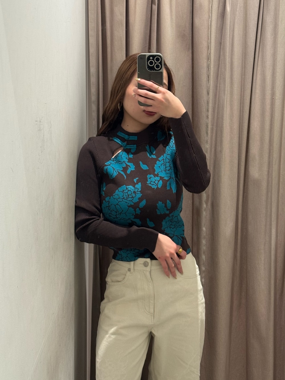 その他のニット/セーター、ホワイト系のデニムパンツ、ブラック系のブーツを着用したレディースの冬コーディネートの4枚目の写真