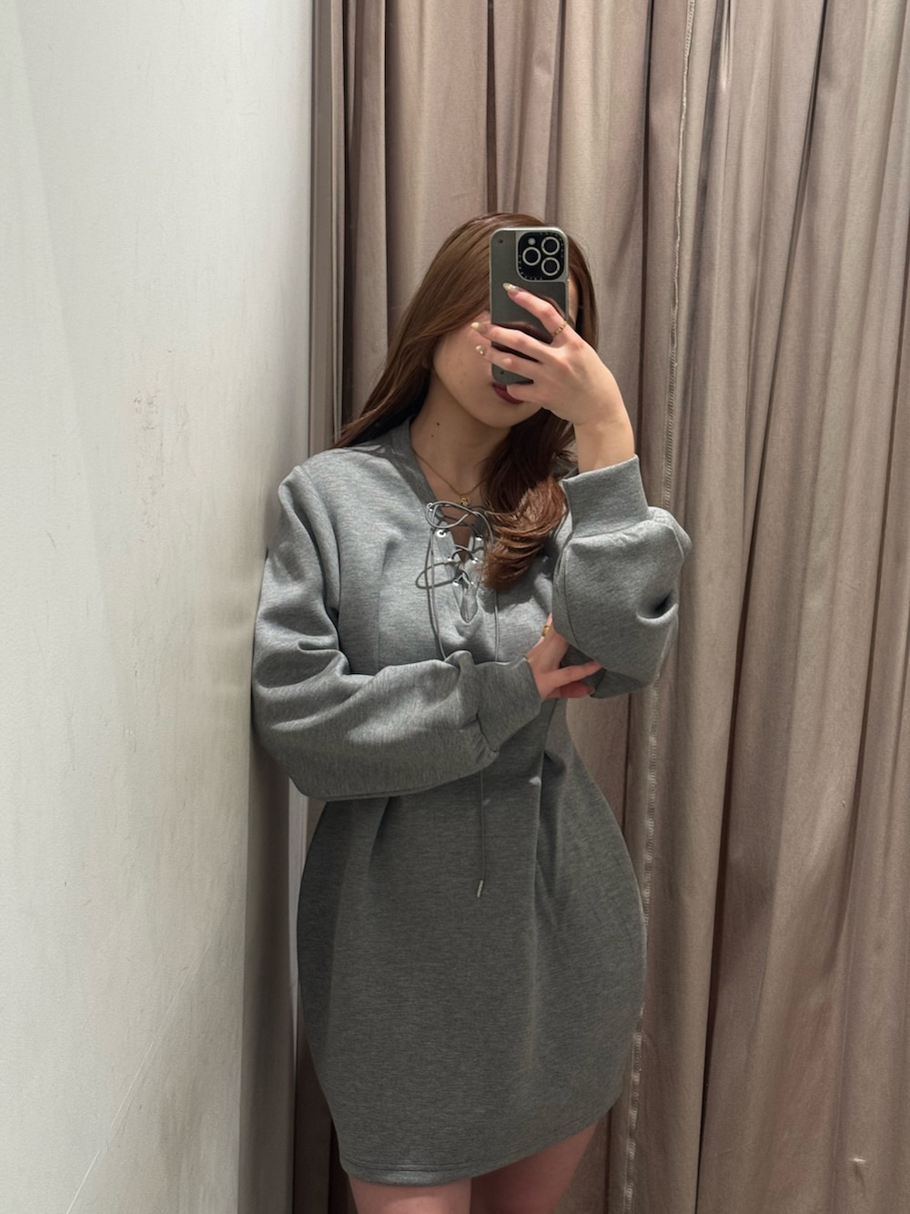 グレー系のワンピース、ブラック系のブーツを着用したレディースの冬コーディネートの4枚目の写真