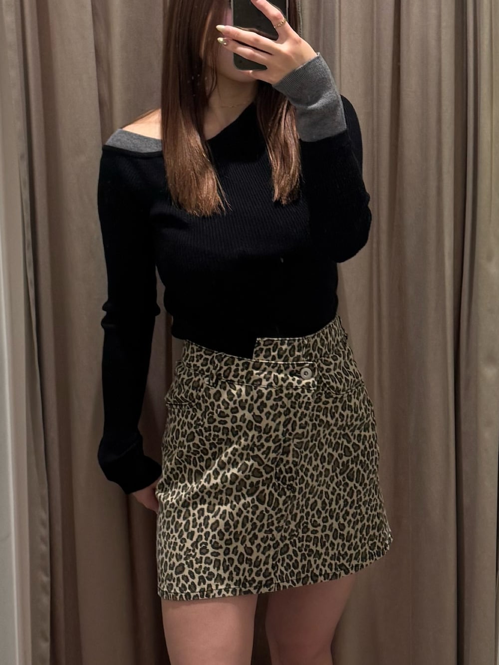 ブラック系のブーツ、ブラック系のニット/セーター、その他のスカートを着用したレディースの冬コーディネートの5枚目の写真