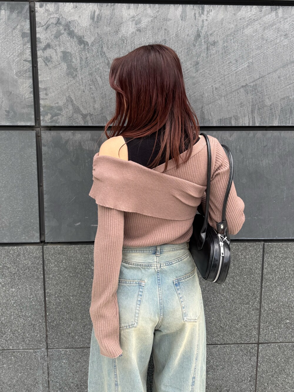 ブラウン系のニット/セーター、ブルー系のデニムパンツ、ブラック系のブーツを着用したレディースの冬コーディネートの5枚目の写真