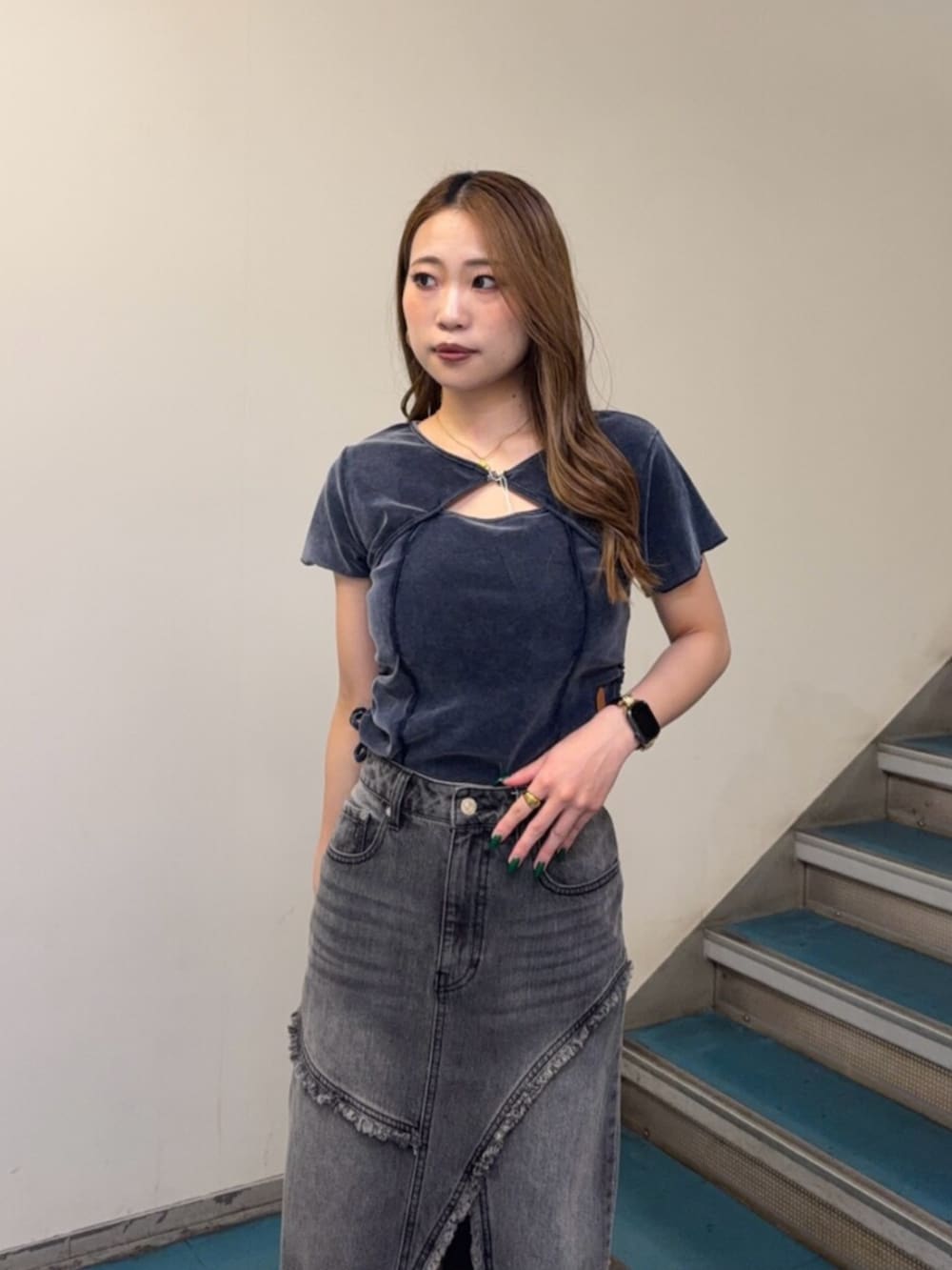 ブラック系のブーツ、ブラック系のデニムスカート、ブルー系のTシャツ/カットソーを着用したレディースの夏コーディネートの4枚目の写真