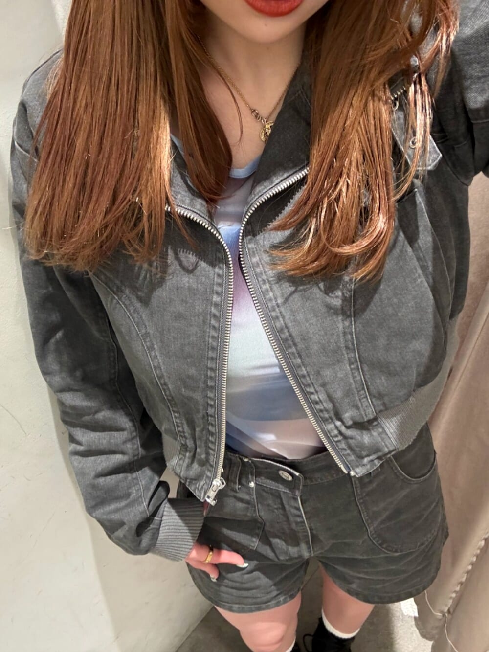 ブラック系のブーツ、グレー系のブルゾン、ブルー系のTシャツ/カットソーを着用したレディースの春コーディネートの5枚目の写真