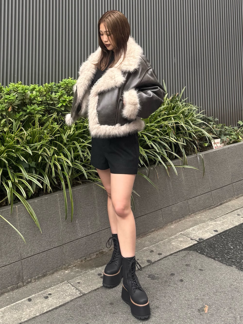 ブラック系のその他パンツ、ブラウン系のムートンコート、ブラック系のニット/セーターを着用したレディースの夏コーディネートの5枚目の写真