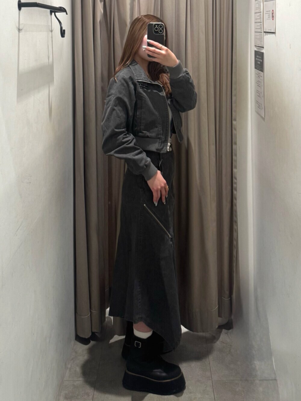 ブラック系のブーツ、グレー系のスカート、グレー系のブルゾンを着用したレディースの春コーディネートの2枚目の写真