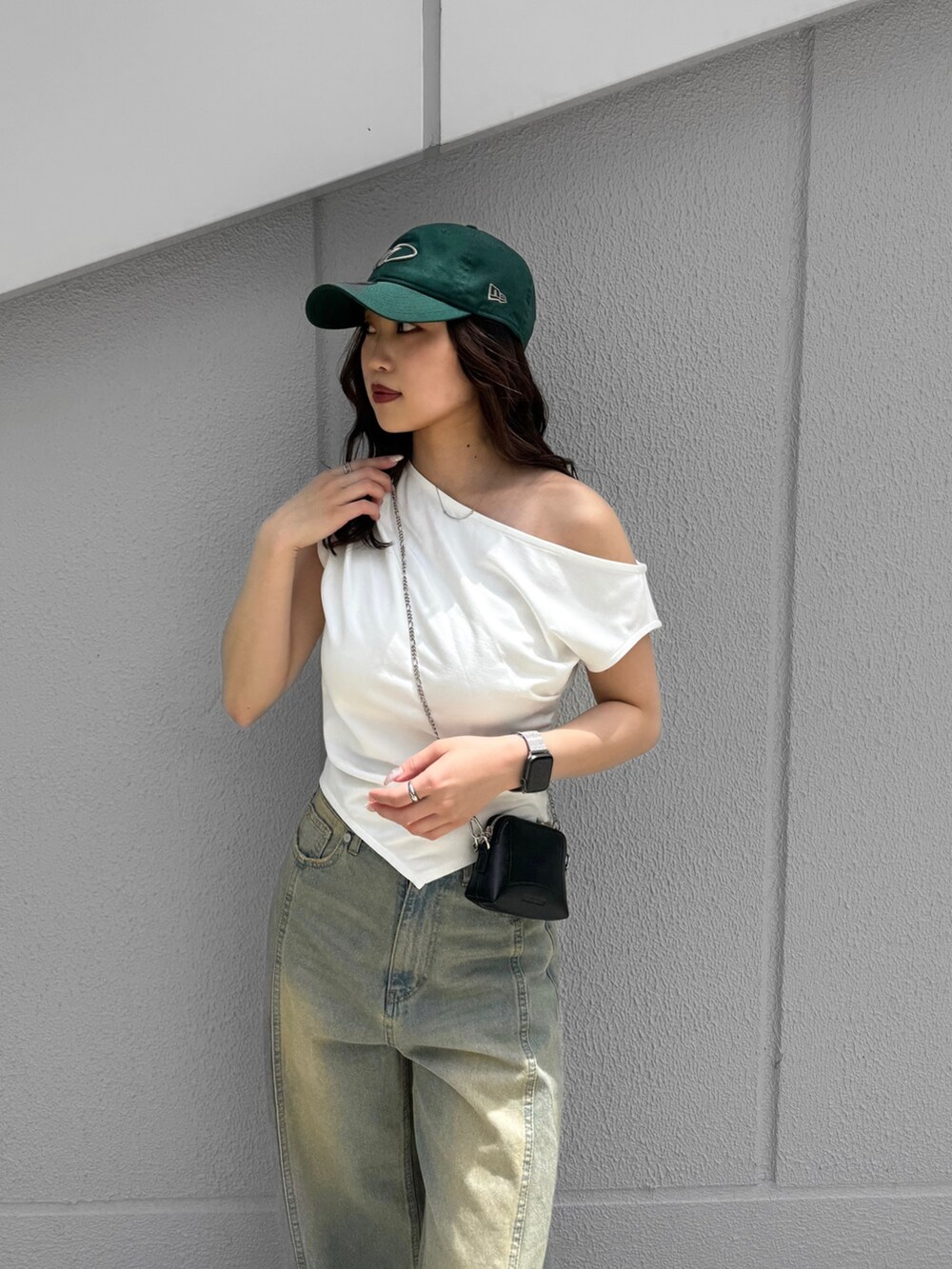 ブルー系のデニムパンツ、ホワイト系のTシャツ/カットソー、ブラック系のサンダルを着用したレディースの夏コーディネートの4枚目の写真