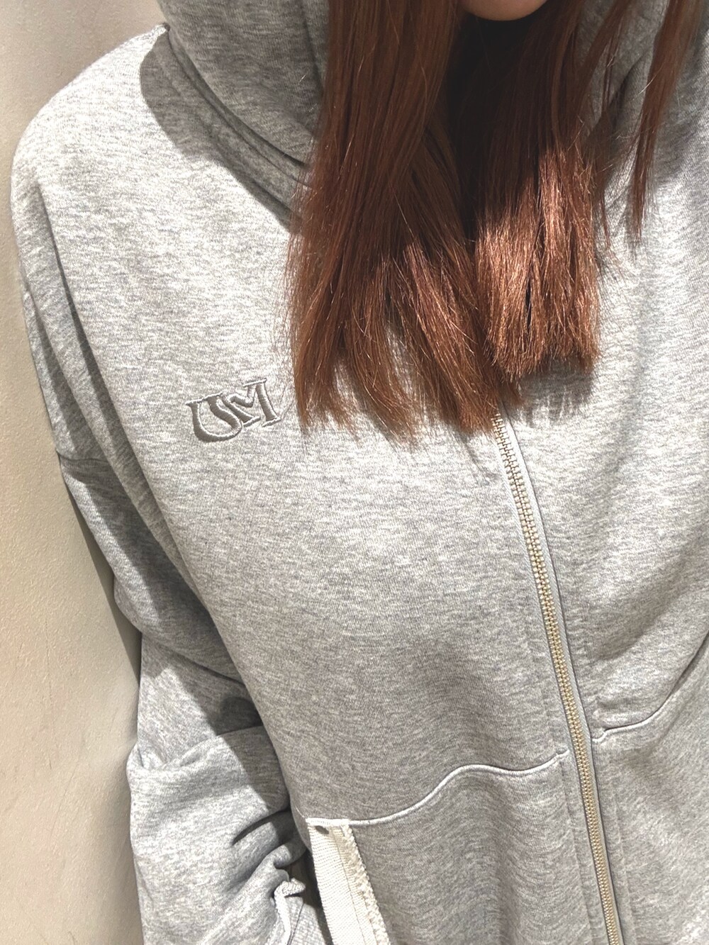 その他のスカート、グレー系のパーカー、ブラック系のブーツを着用したレディースの冬コーディネートの5枚目の写真