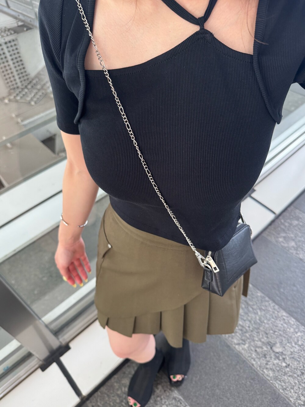 ブラック系のサンダル、グリーン系のスカート、ブラック系のTシャツ/カットソーを着用したレディースの夏コーディネートの5枚目の写真