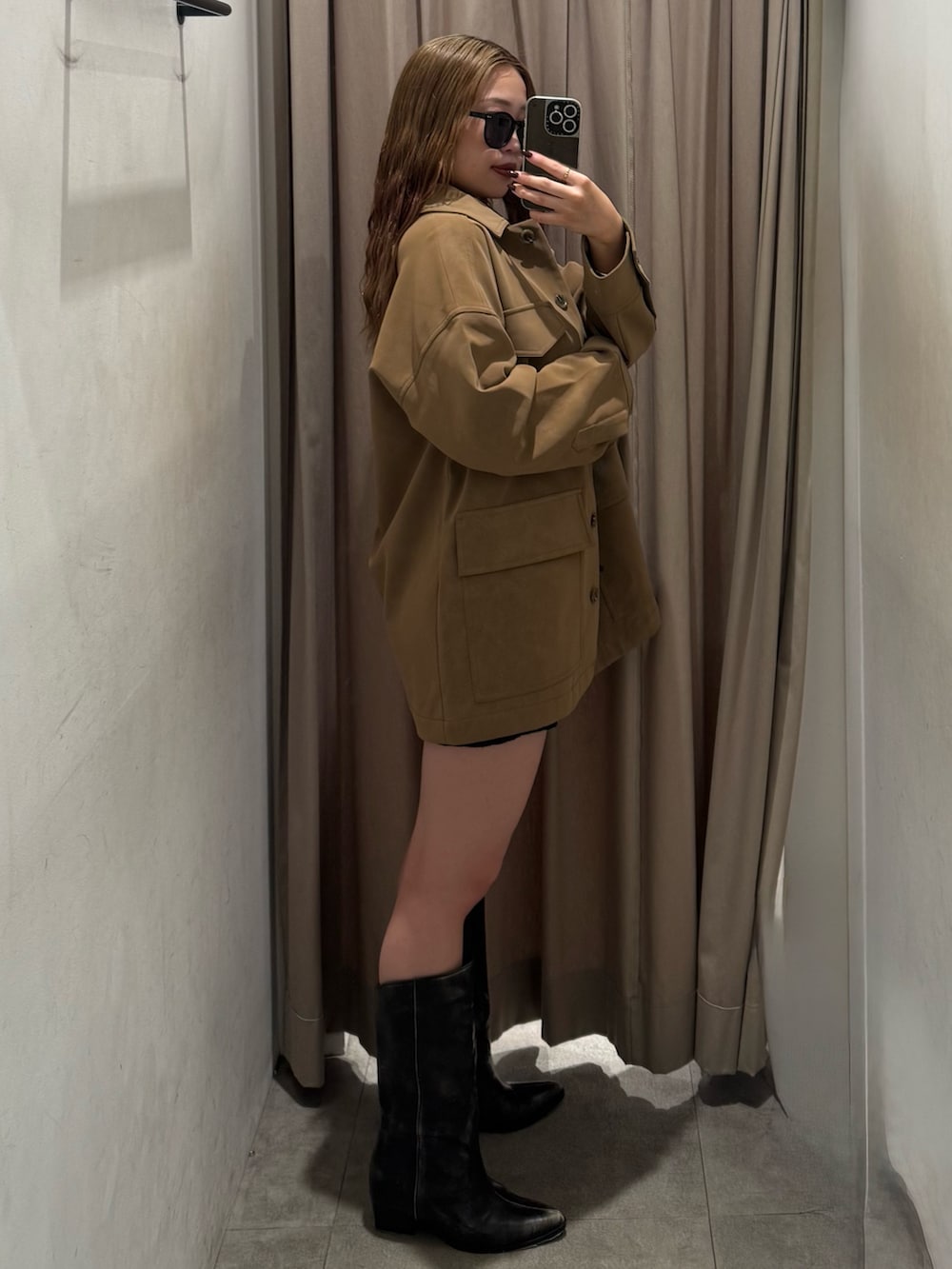 ベージュ系のその他アウター、ブラック系のその他パンツ、ブラウン系のブーツを着用したレディースの秋コーディネートの2枚目の写真