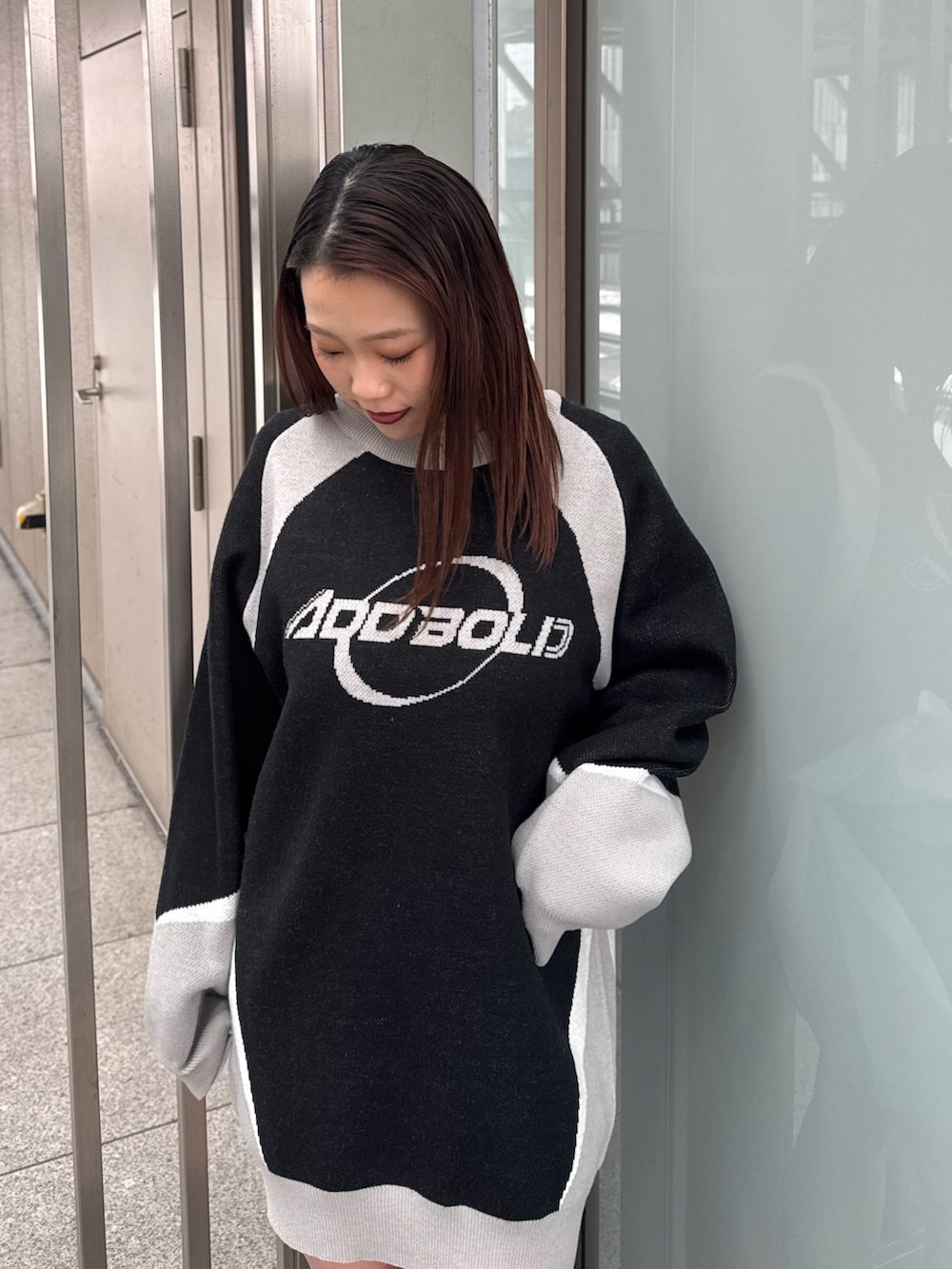 ブラック系のワンピース、ブラック系のブーツを着用したレディースの冬コーディネートの4枚目の写真