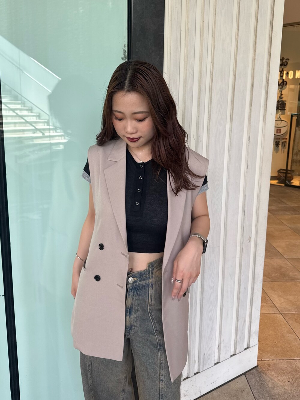 その他のデニムパンツ、ブラック系のTシャツ/カットソー、ベージュ系のベストを着用したレディースの夏コーディネートの4枚目の写真