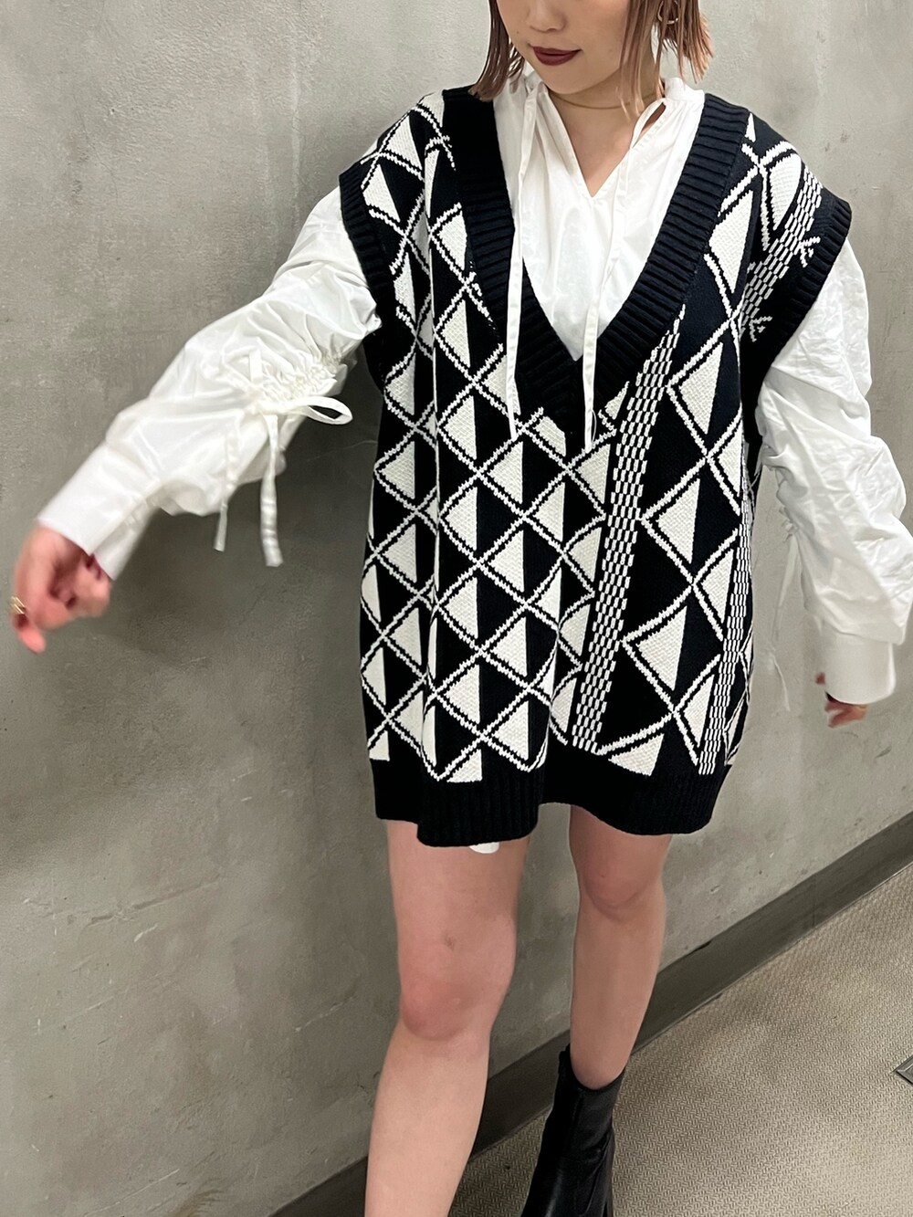 その他のベスト、ホワイト系のシャツ/ブラウスを着用したレディースの冬コーディネートの5枚目の写真