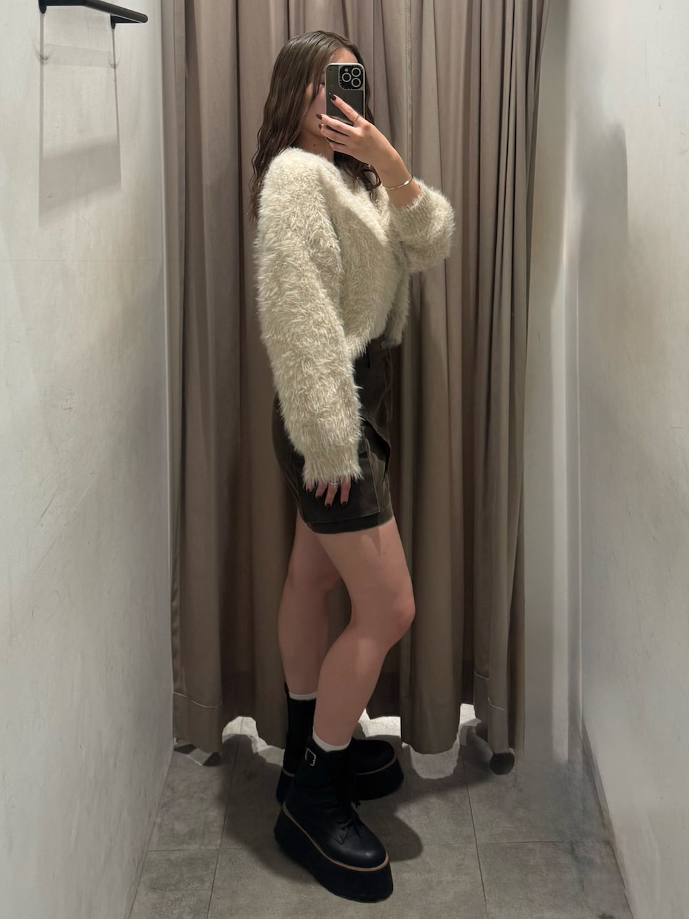 ブラウン系のその他パンツ、ホワイト系のニット/セーター、ブラック系のブーツを着用したレディースの秋コーディネートの2枚目の写真