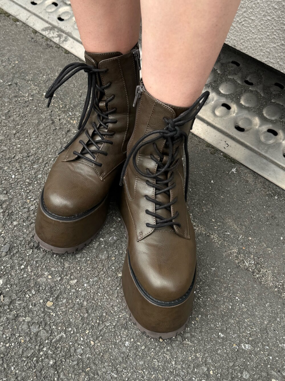 ブラック系のニット/セーター、グレー系のベスト、ブラック系のスカートを着用したレディースの秋コーディネートの8枚目の写真