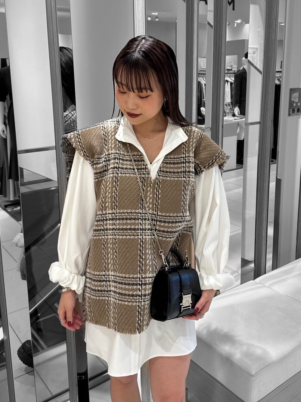 ブラウン系のワンピース、ブラウン系のブーツを着用したレディースの秋コーディネートの4枚目の写真