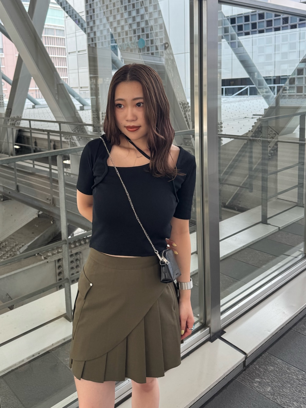 ブラック系のサンダル、グリーン系のスカート、ブラック系のTシャツ/カットソーを着用したレディースの夏コーディネートの4枚目の写真